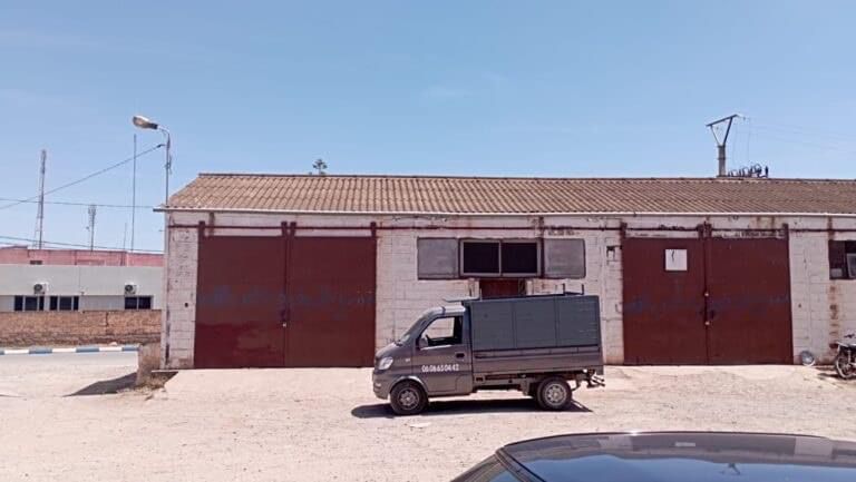 مستخدمان عموميان وتاجر يقعون في المحظور