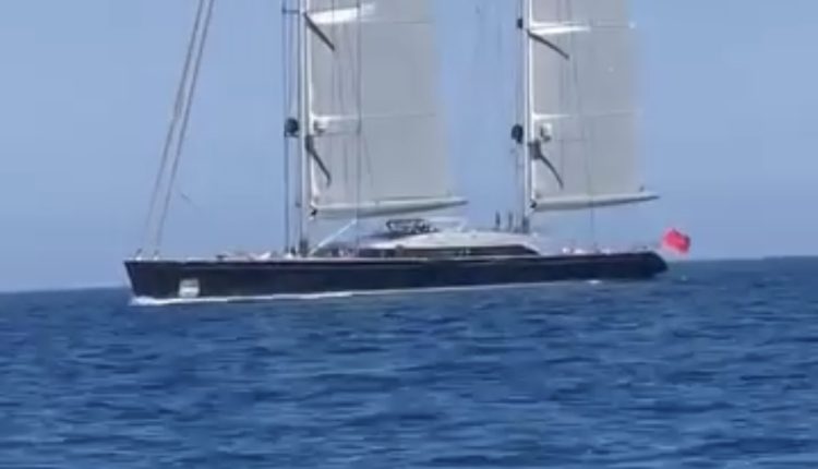 الملك محمد السادس يتجول بيخته قبالة الجزر الجعفرية بسواحل الناظور 