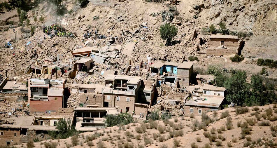 هدم بنايات متضررة من الزلزال يرسل عاملان إلى المستعجلات