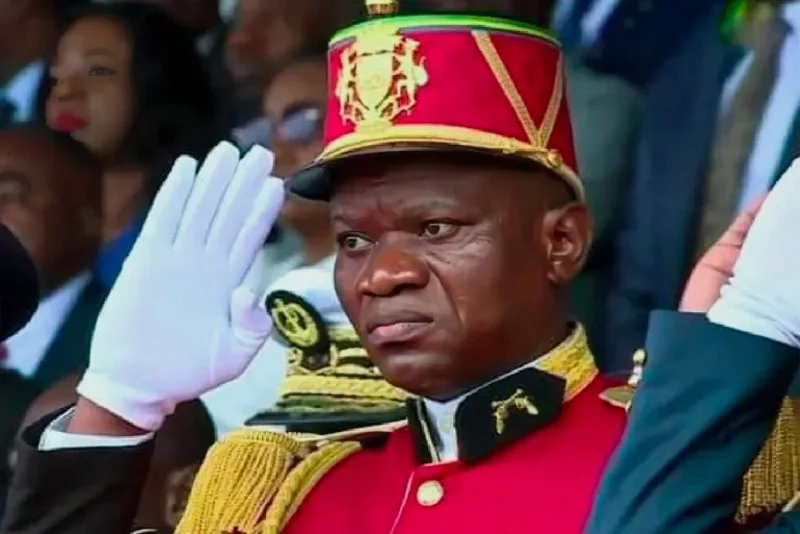 قائد الغابون الجديد يستقبل السفير المغربي بخريطة المغرب كاملة