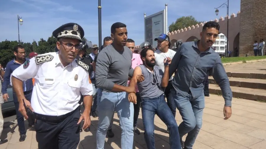 أنباء عن وصول قضية الأساتذة إلى ملك البلاد