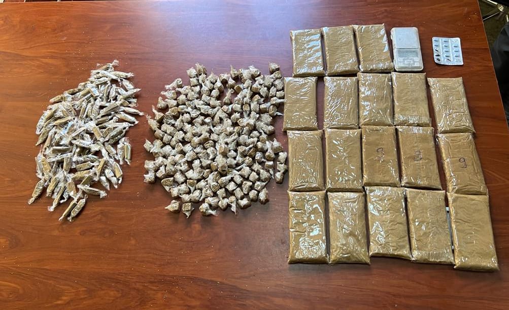 مداهمة ناجحة لوكر الحلوة توقع بشخص رفقة سيدتين