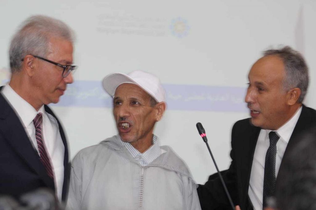 جهة مراكش آسفي تكرم أشهر متبرع لمنكوبي الزلزال مول البيكالة 