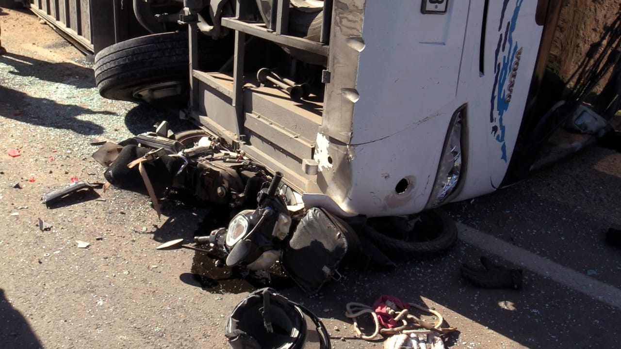 انقلاب حافلة لنقل المسافرين