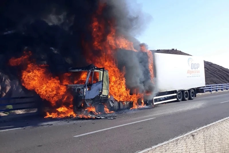 احتراق شاحنة للنقل الدولي