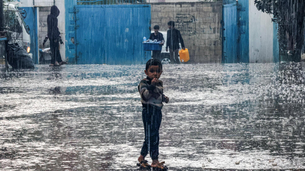 الأمطار تروي عطش الغزاويين وتفقد النازحين خيامهم