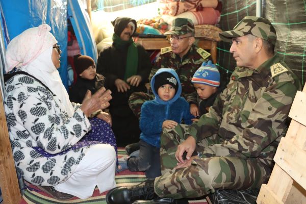 الوالي أمزازي يتفقد متضررين من الزلزال بلباس عسكري