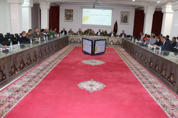 الوالي أمزازي يتفقد متضررين من الزلزال بلباس عسكري