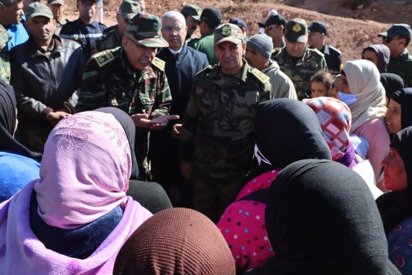 الوالي أمزازي يتفقد متضررين من الزلزال بلباس عسكري