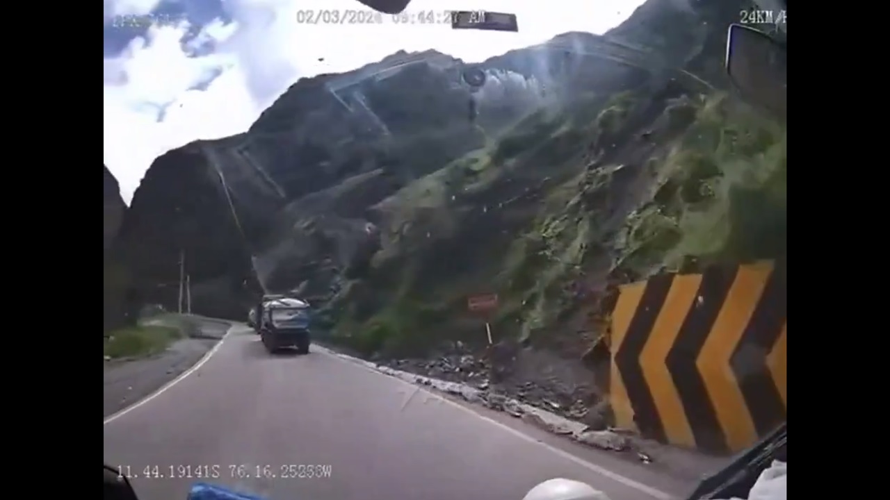 صخرة عملاقة تسحق شاحنة على طريق جبلي في البيرو