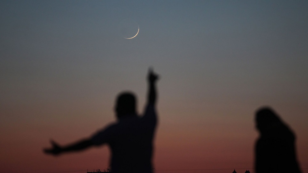 صورة لهلال شهر رمضان في سماء صافية مع خلفية ليلية