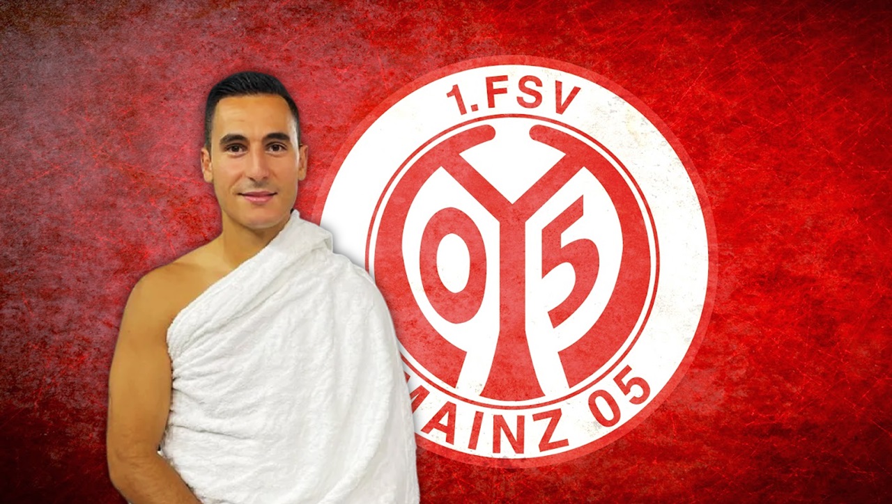 اللاعب المغربي أنور الغازي يحتفل بانتصاره القضائي بعد دعمه لفلسطين