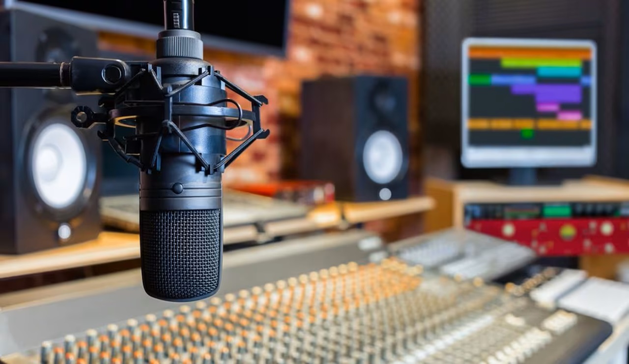 تجديد التراخيص، الإذاعات الخاصة، قطاع الإعلام، المعايير القانونية، استراتيجية "الهاكا"، التعددية الثقافية، حماية الكرامة الإنسانية، التنوع الإعلامي، دفاتر التحملات، جودة البرامج.