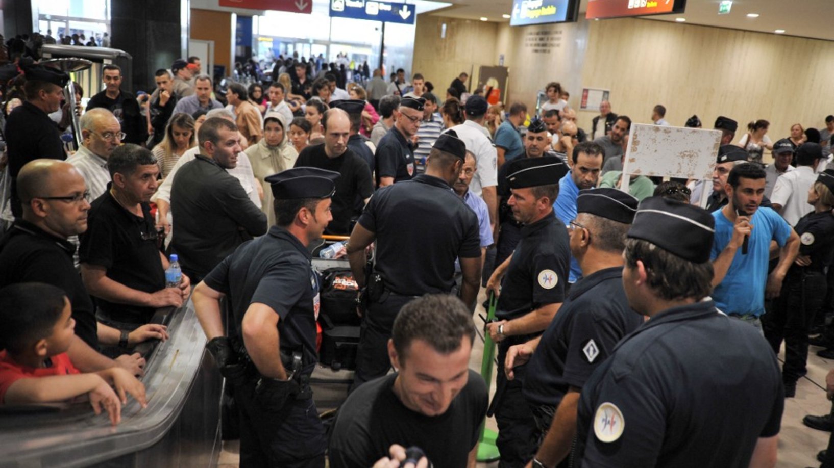 الجزائر تستدعي السفير الفرنسي، معاملة مهينة لمواطني الجزائر، توتر العلاقات الجزائرية الفرنسية، شرطة الحدود الفرنسية، مطار شارل ديغول، مطار أورلي، سفيان شايب، احتجاج الحكومة الجزائرية، بوعلام صنصال، جان نويل بارو، العلاقات الجزائرية الفرنسية، قضية صنصال، دبلوماسية جزائرية.