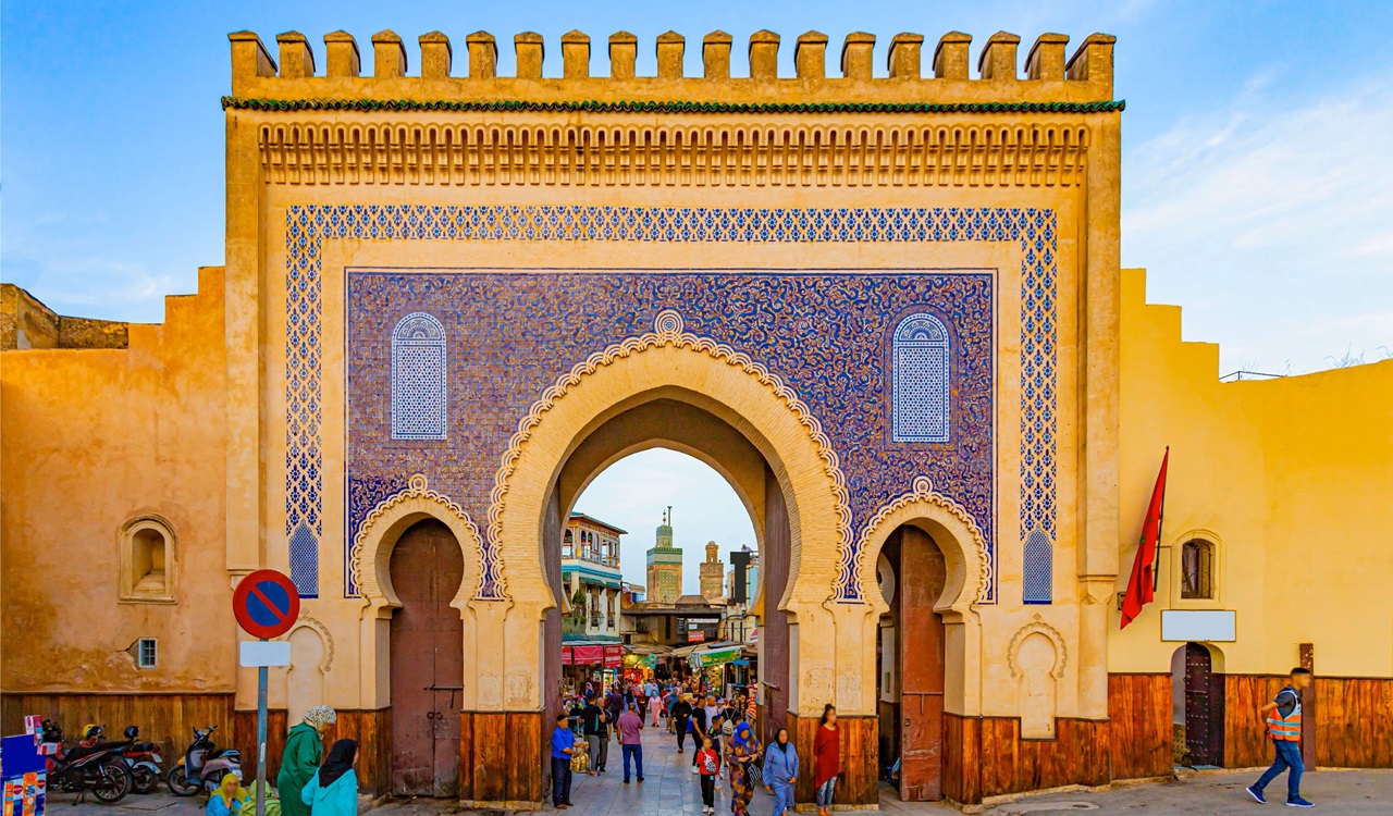 باب بوجلود في فاس، المغرب - تحفة معمارية بزخارف أندلسية رائعة، يُعد المدخل الرئيسي للمدينة القديمة، ويعكس التراث التاريخي العريق
