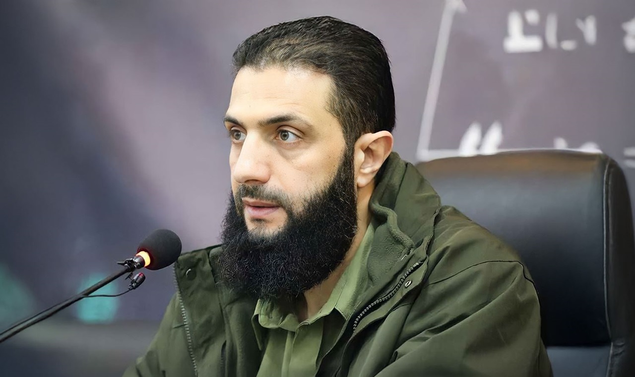 صورة يظهر فيها الرئيس السوري أحمد الشرع وهو يرتدي لباسا عسكريا