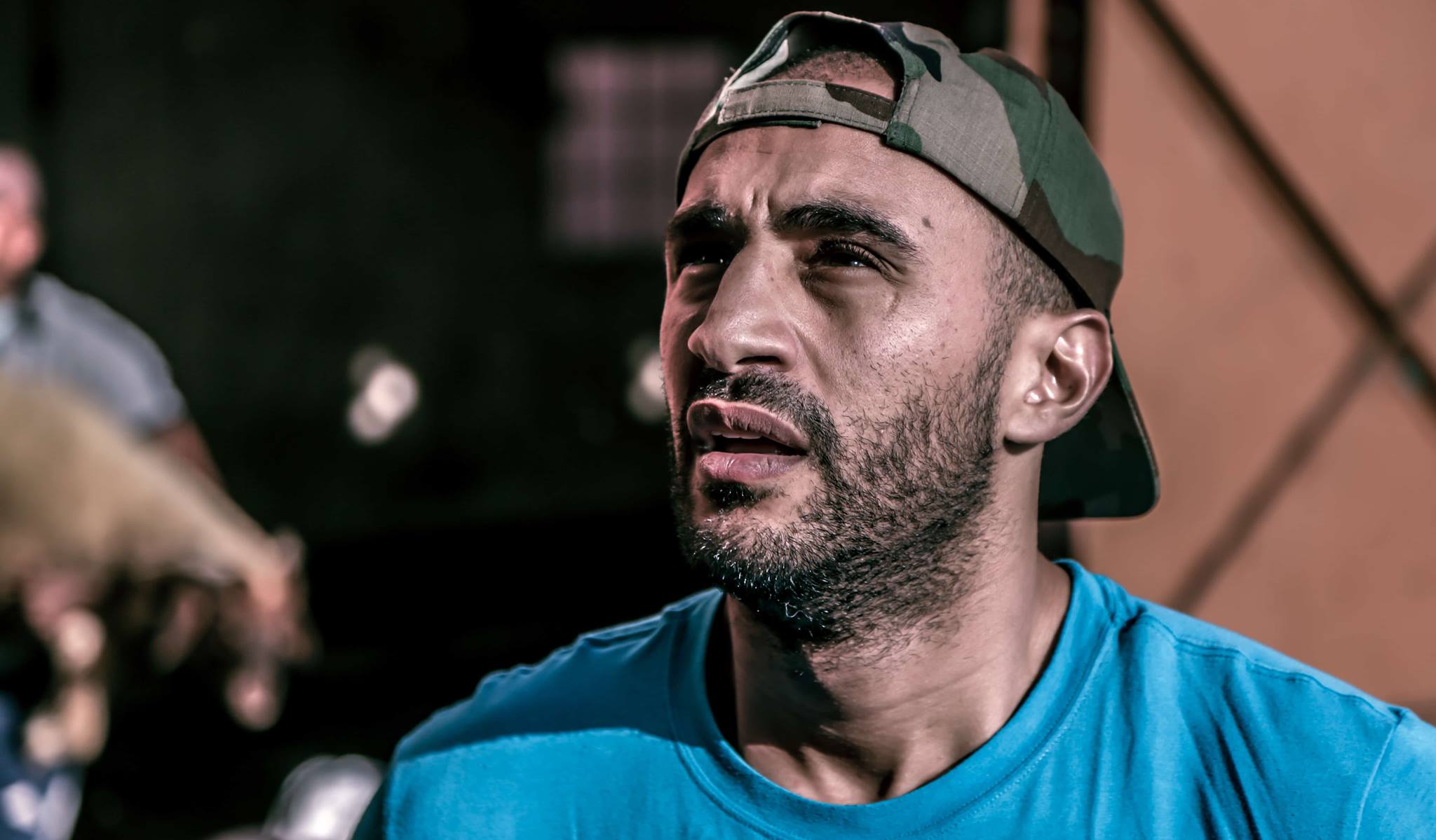 صورة يظهر فيها الملاكم المغربي بدر هاري