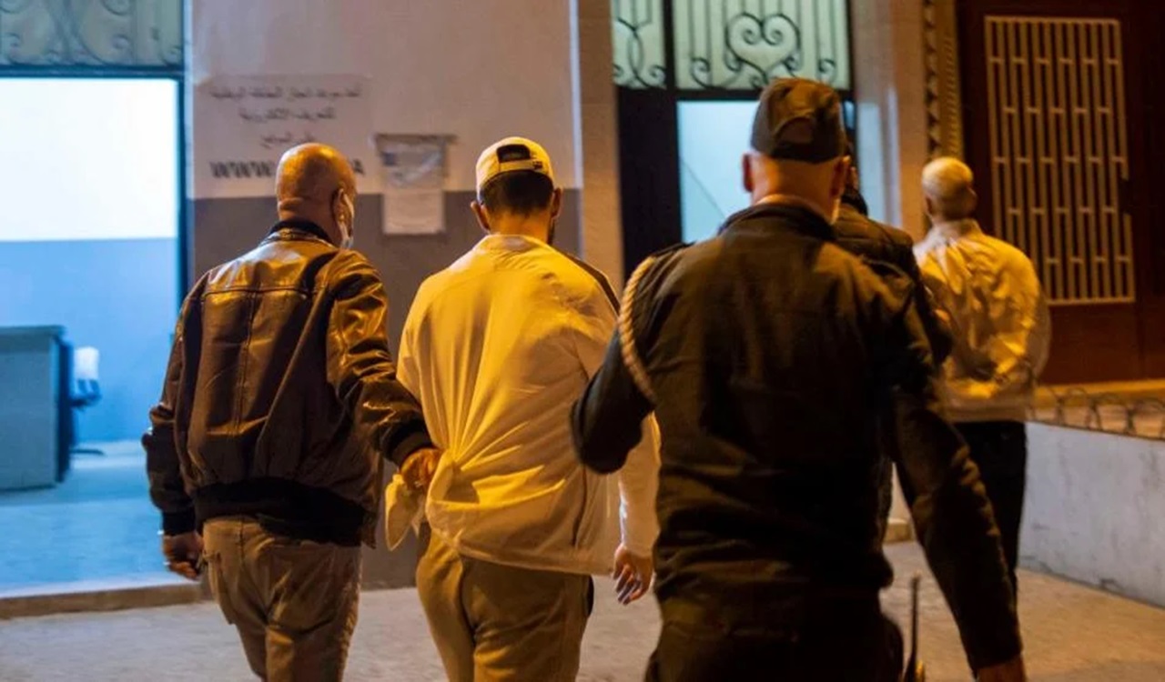 الشرطة القضائية بأولاد تايمة تحجز وثائق وأختام مزورة وتوقف شخصين بتهمة النصب عبر وظائف وهمية