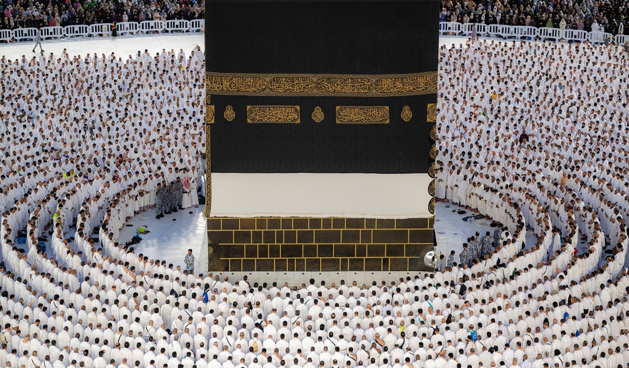 معتمرون يؤدون الطواف حول الكعبة المشرفة بعد تسهيلات وزارة الحج والعمرة السعودية