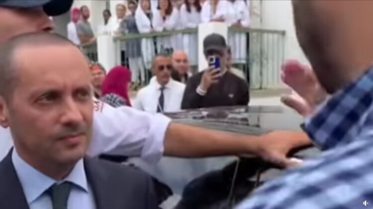 محتجون يفضحون طبيبًا أمام وزير الصحة بمستشفى سانية الرمل