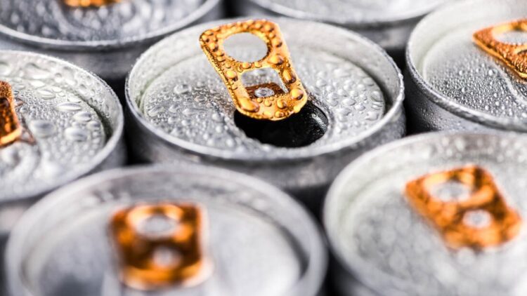 علب مشروبات الطاقة مثل "ريد بول" و"مونستر" المعروضة للبيع في المتاجر ببريطانيا