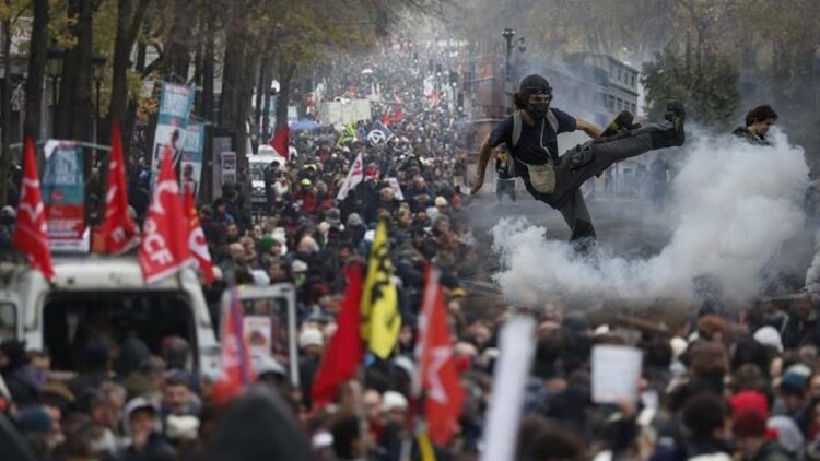 مظاهرات حاشدة في فرنسا ضد خطط التقشف وخفض الخدمات