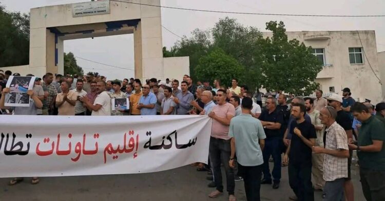 وقفة احتجاجية أمام عمالة تاونات للمطالبة بتحسين الصحة والتعليم والبنية التحتية