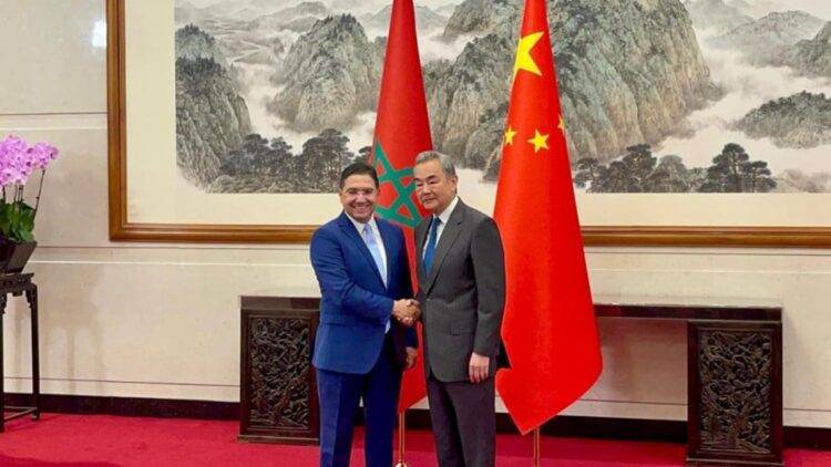 ناصر بوريطة ووانغ يي خلال توقيع مذكرة تفاهم لتعزيز الحوار الاستراتيجي بين المغرب والصين