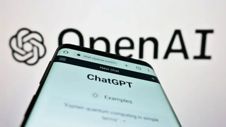 شعار ChatGPT مرفوق برسالة توضح إطلاق أدوات رقابة أبوية جديدة لحماية المراهقين من المخاطر الرقمية