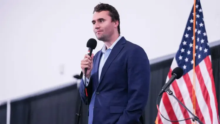 الناشط الأمريكي تشارلي كيرك خلال نشاط طلابي قبل اغتياله