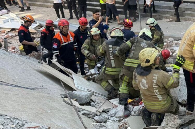 مواطنون أتراك يغادرون منازلهم ويتجمعون في الشوارع بعد زلزال ضرب كوتاهية