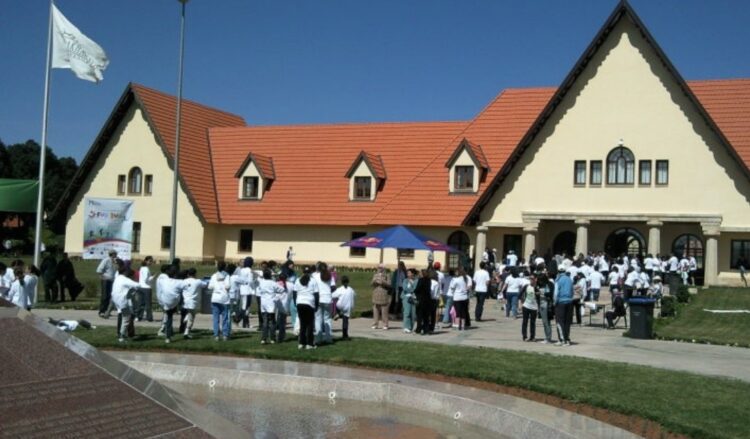 وقفة احتجاجية لأسر التلاميذ المطرودين من مدرسة الأخوين بإفران