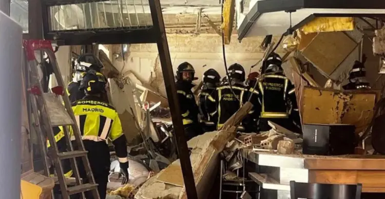 مشهد دمار جزئي داخل مطعم بمدريد عقب انفجار غاز أدى لإصابة 25 شخصا