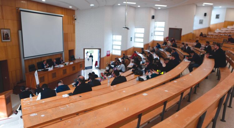 أساتذة جامعيون خلال وقفة احتجاجية دعت إليها النقابة الوطنية للتعليم العالي