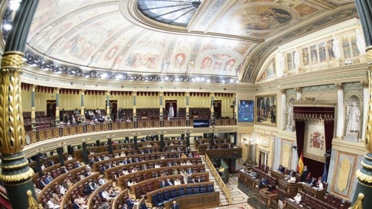 جلسة البرلمان الإسباني أثناء التصويت على قانون حظر تجارة الأسلحة مع إسرائيل