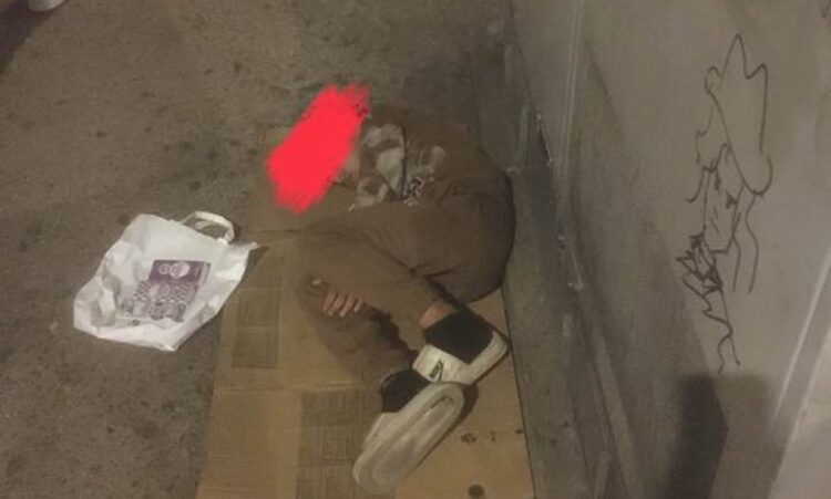 صورة لطفل ينام على الرصيف بشارع الأبطال بأكدال تثير موجة تعاطف كبيرة، وسط مطالب عاجلة بإنقاذه وفتح تحقيق حول استغلاله في التسول.