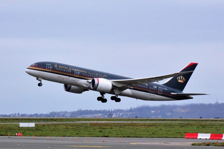 طائرة الخطوط الملكية الأردنية على مدرج مطار الدار البيضاء