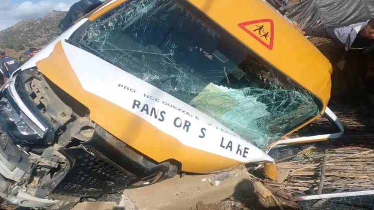 عناصر الوقاية المدنية والدرك الملكي في موقع حادث انقلاب حافلة النقل المدرسي بإقليم وزان