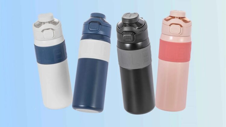 زجاجة مياه معبأة تُظهر جزيئات بلاستيكية دقيقة تحت المجهر