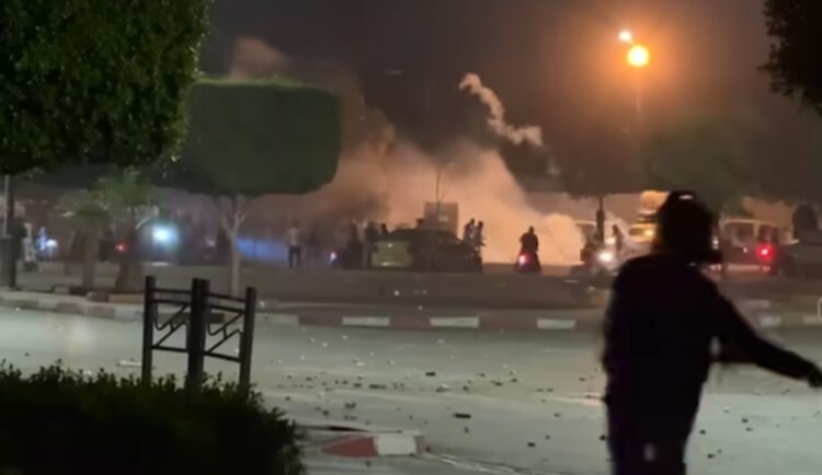 عناصر الدرك الملكي أثناء نقل موقوفين على خلفية أحداث سيدي الطيبي بالقنيطرة