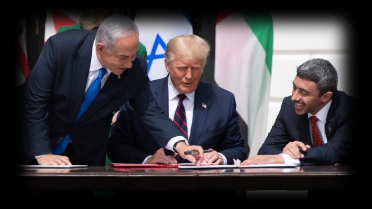 قال الرئيس الأمريكي السابق دونالد ترامب إنه يتوقع توسع اتفاقيات إبراهام لتشمل دولًا عربية جديدة في المستقبل القريب، مشيرًا إلى أن هذه الخطوة قد تسهم في إرساء سلام طويل الأمد في الشرق الأوسط، رغم الحرب الجارية في غزة والتوتر المتصاعد مع إيران. تصريحات ترامب (H4) وفي مقابلة مع قناة فوكس نيوز الأمريكية، صرح ترامب قائلًا: «أتوقع توسيع اتفاقيات إبراهام قريبًا... لا أريد أن أقول ذلك فورا، بل قريبا». وأوضح أن الدول لا يمكنها الانضمام إلى هذه الاتفاقات في ظل الحرب في غزة والمواجهة مع إيران، لكنه أبدى تفاؤله بإمكانية تحقيق انفراج إقليمي بعد انحسار التصعيد. خلفية الاتفاقيات (H4) وكانت اتفاقيات إبراهام قد وُقعت في 15 سبتمبر/أيلول 2020 في البيت الأبيض، بوساطة أمريكية، بين كل من الإمارات والبحرين وإسرائيل، قبل أن تنضم لاحقًا المغرب والسودان إلى مسار التطبيع، في إطار ما اعتبرته إدارة ترامب حينها تحولًا استراتيجيًا في السياسة الإقليمية. دعوات للتطبيع بعد ضربات إيران (H4) وجاءت تصريحات ترامب بعد الضربات الأمريكية والإسرائيلية التي استهدفت منشآت نووية إيرانية في يونيو الماضي، حيث دعا حينها جميع دول الشرق الأوسط إلى الانضمام إلى اتفاقيات التطبيع مع إسرائيل، معتبراً أن ذلك "سيضمن السلام في المنطقة". قراءة في الموقف (H4) يرى مراقبون أن تصريحات ترامب الجديدة تأتي في سياق محاولته استعادة الزخم السياسي والدبلوماسي الذي رافق إدارته السابقة، خصوصاً مع اقتراب الاستحقاقات الانتخابية الأمريكية، فيما يُتوقع أن تبقى مسألة التطبيع العربي مع الاحتلال الإسرائيلي موضع جدل واسع في ظل استمرار الحرب على غزة ورفض شعبي واسع في العالمين العربي والإسلامي.