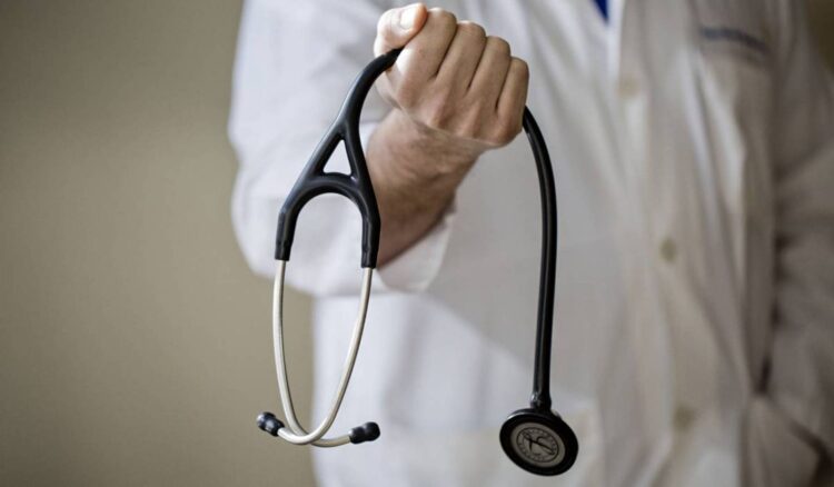 أطباء مغاربة بالمستشفيات العمومية يطالبون بإصلاح المنظومة الصحية وتحسين ظروف العمل