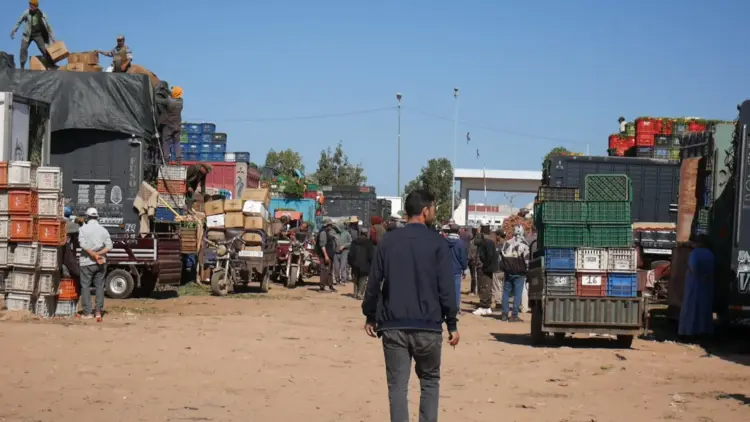 فواكه ملوثة داخل بركة مياه عادمة بسوق الجملة للخضر والفواكه في إنزكان