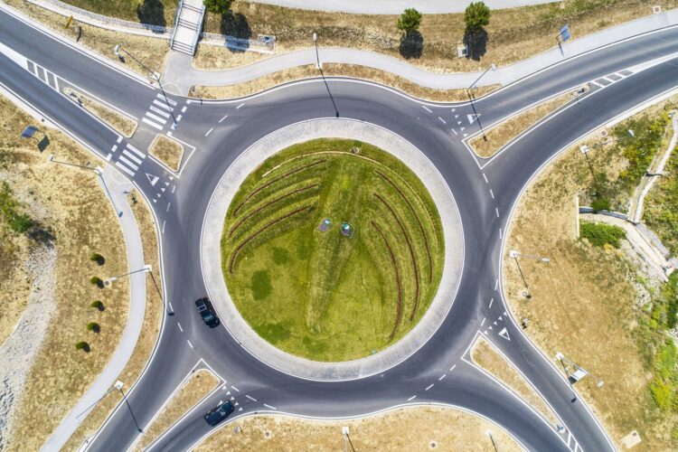 سائقون يقتربون من مدار مروري منظم بعلامات الأسبقية تحت إشراف الوكالة الوطنية للسلامة الطرقية