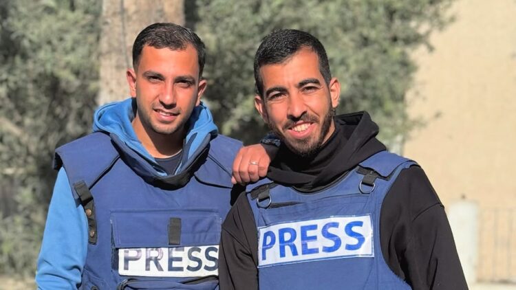 الصحفي الفلسطيني صالح الجعفراوي خلال تغطيته الميدانية في قطاع غزة