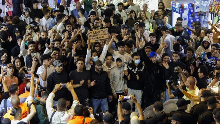 متظاهرون شباب في وقفة سلمية ضمن احتجاجات جيل Z بالمغرب