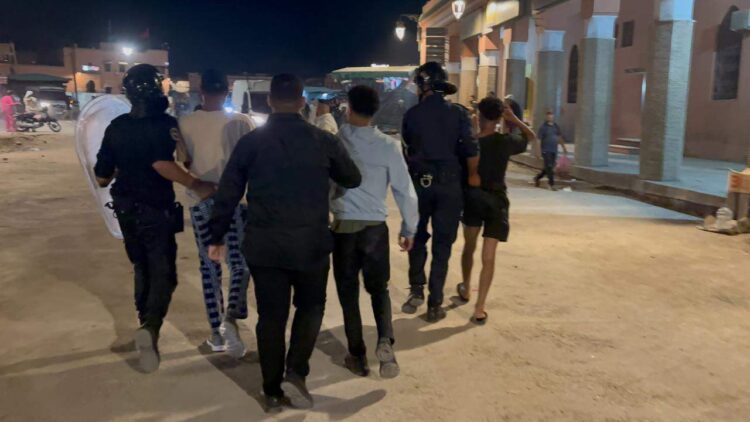 عناصر الأمن المغربي خلال حملة توقيفات بمراكش بعد أعمال عنف