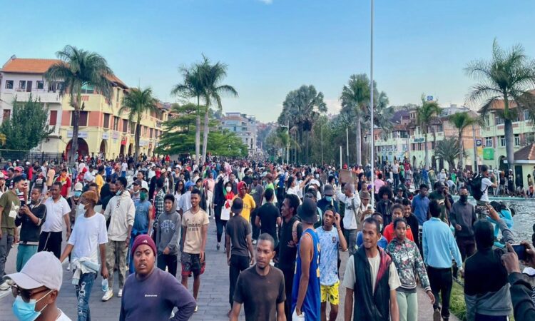 متظاهرون في ساحة 13 مايو بالعاصمة أنتاناناريفو وسط احتجاجات ضد حكومة مدغشقر