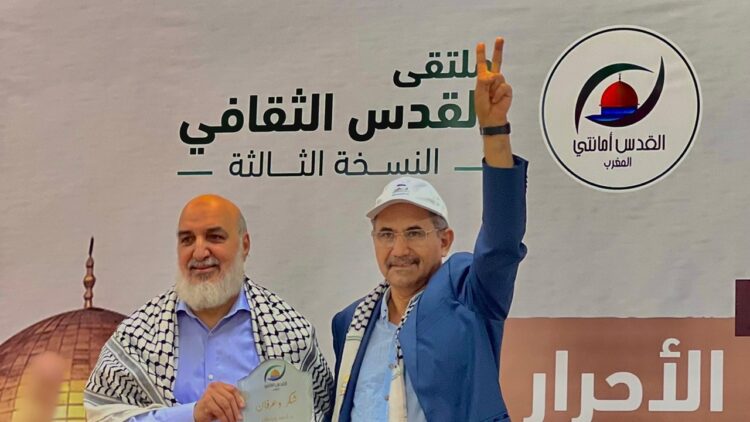 لحظة تسليم «درع الصمود» خلال ملتقى القدس الثقافي الثالث مع ترديد «يا جبل ما يهزك ريح»