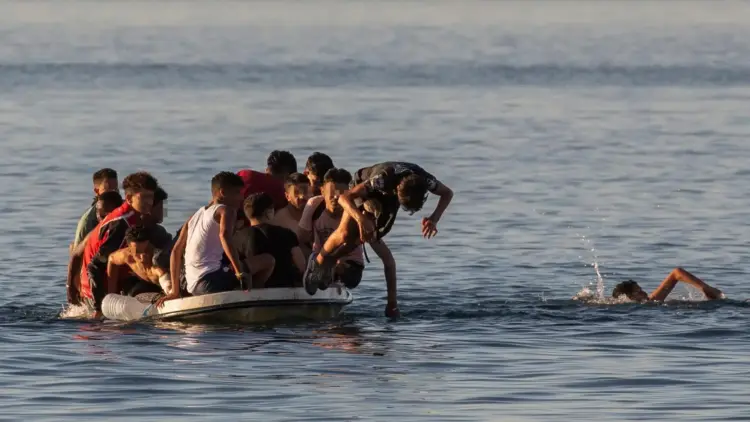 قاصرون مغاربة يحاولون عبور البحر نحو سبتة المحتلة في ظروف جوية صعبة